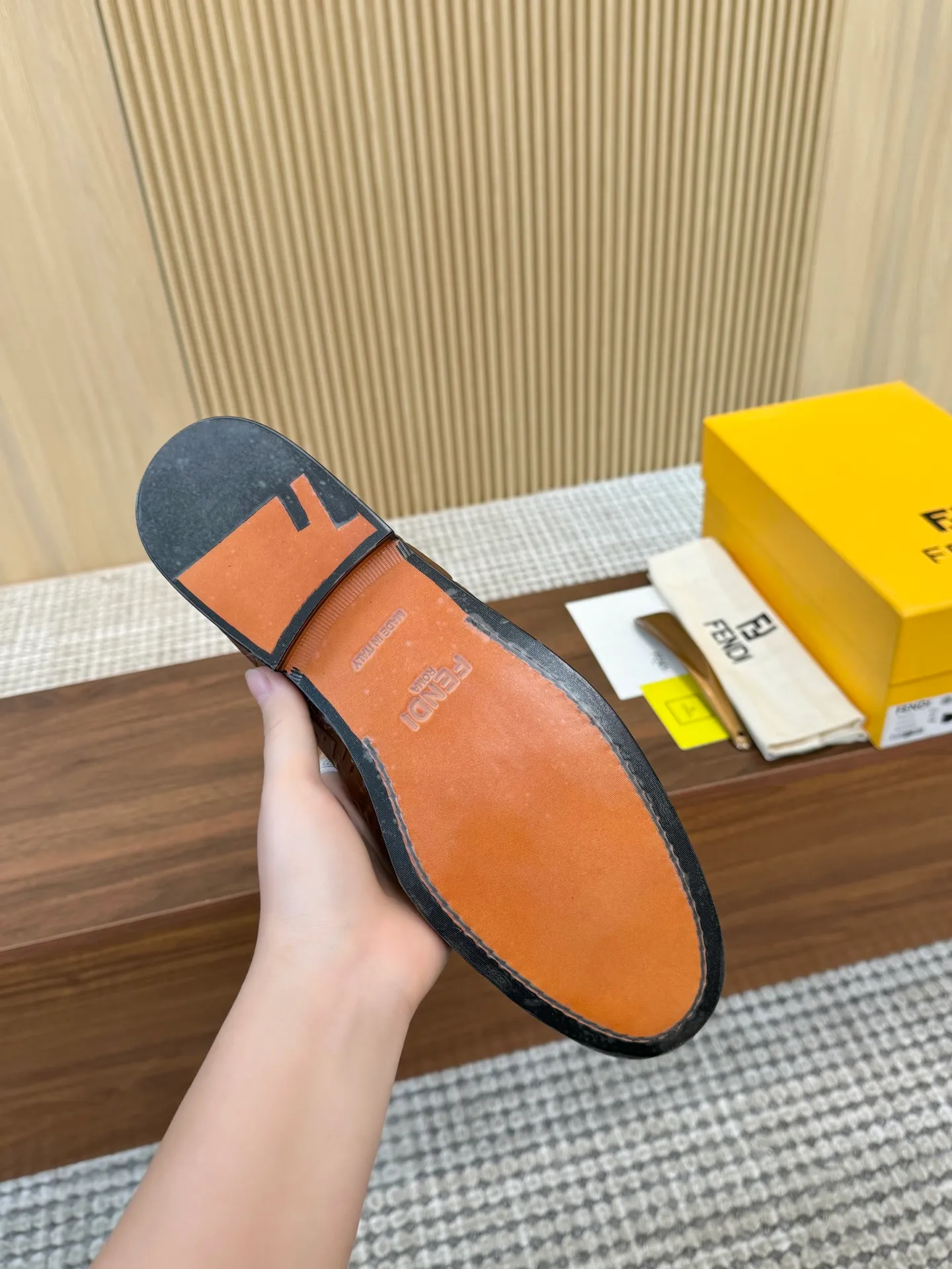 [FENDI] Top P: 980💰 ▪️Size: Men's 39-44. (Customized at 38.45.46) Fendi men's business casual leather shoes Imported brand cloth/calfskin/open edge beads/brand logo printing -Inside: Comfortable cowhide lining -Outsole: Genuine leather outsole with rubber backing embedded in the heel, perfect injection molding -Ultra-high quality control·Fine workmanship: highlighted (high-end·luxury·grade)